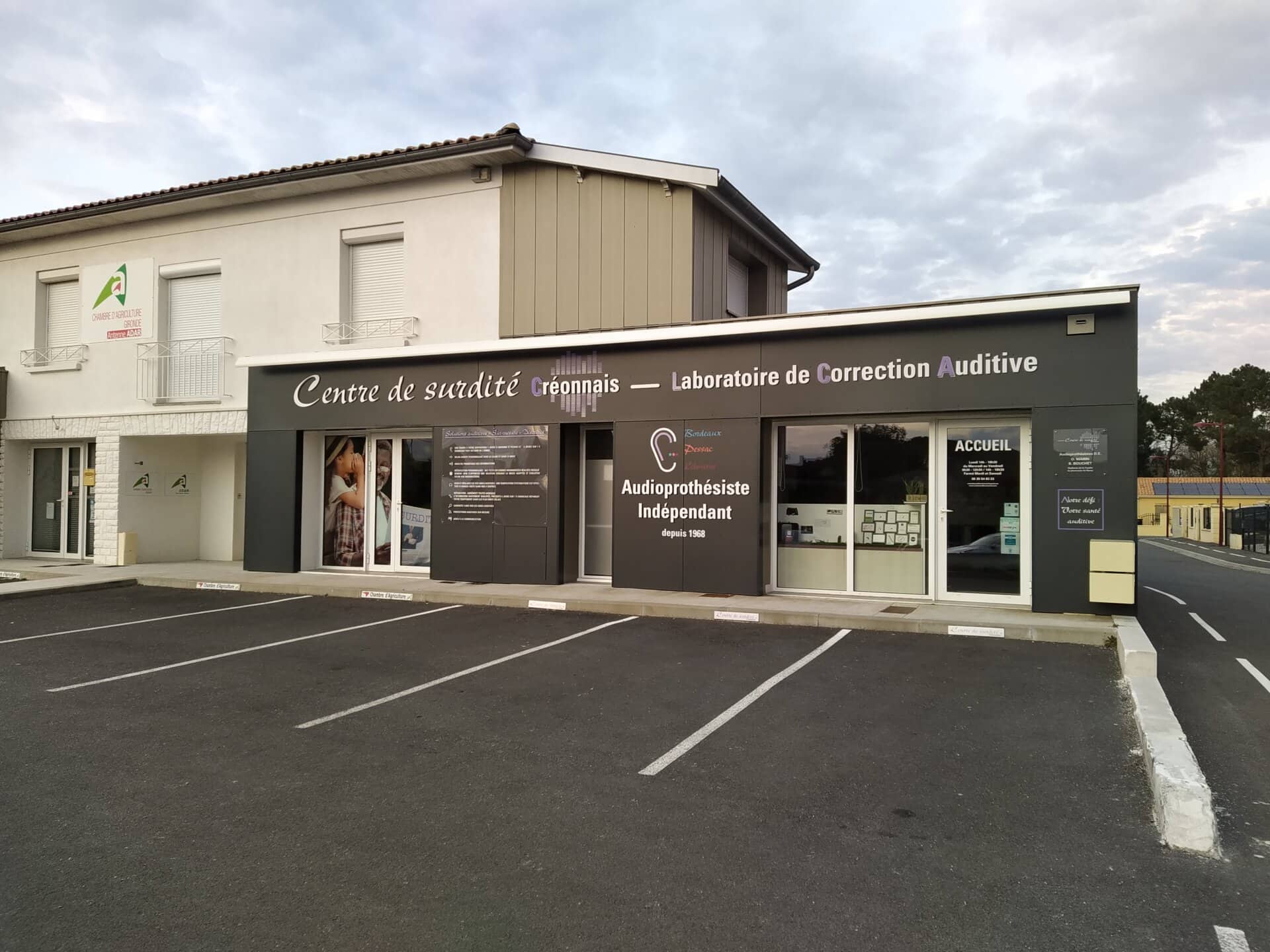 Photo de la vitrine du centre de Creon